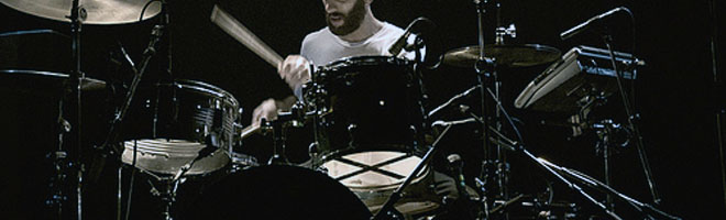 Импровизация барабанщика за барабанами.